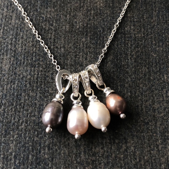 Avon Genuine Pearls Pendant Necklace Set